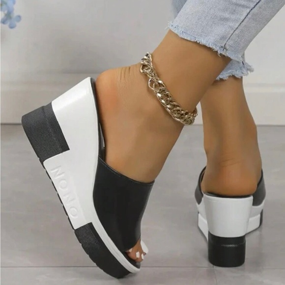 Black and white wedge slides - Picture 3 of 3